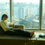 窓の幅一杯に大きなソファ。浜離宮と東京湾を眺めるための絶好のポジション。