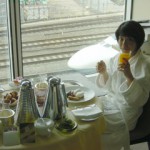 新幹線を眺めながら朝食